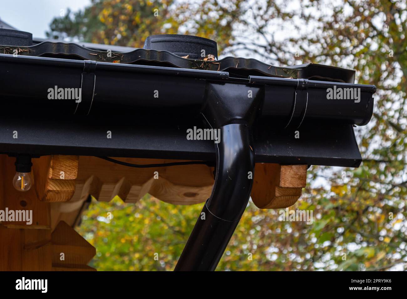 Le système de vidange de la gouttière doit être installé sur le toit. Égoutter sur le toit de la maison. Drainage du toit. Évacuation de l'eau du toit. Banque D'Images