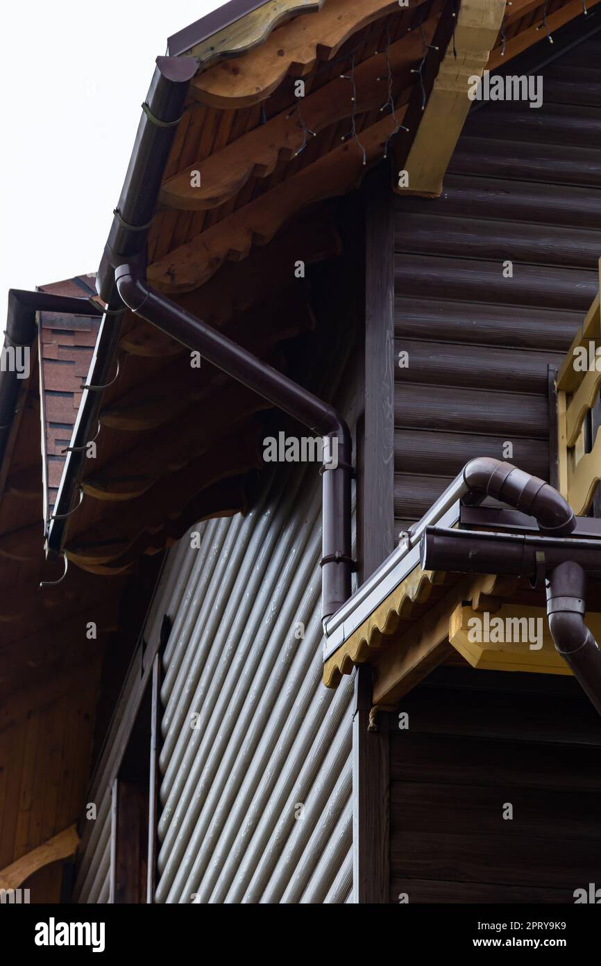 Le système de vidange de la gouttière doit être installé sur le toit. Égoutter sur le toit de la maison. Drainage du toit. Évacuation de l'eau du toit. Banque D'Images