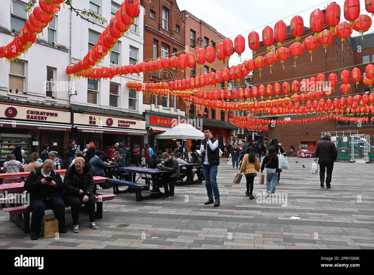 Londres, Royaume-Uni. 27th avril 2023. La place Chinatown de Londres est décorée d'une magnifique lanterne rouge, Londres, Royaume-Uni. Crédit : voir Li/Picture Capital/Alamy Live News Banque D'Images