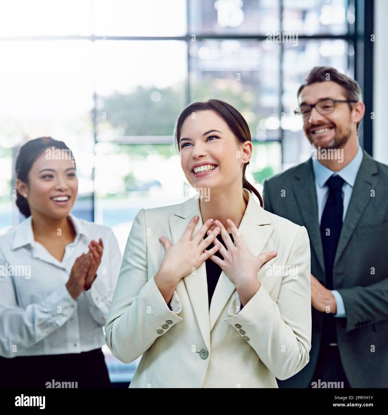 Ravi de faire reconnaître ses contributions. une femme d'affaires