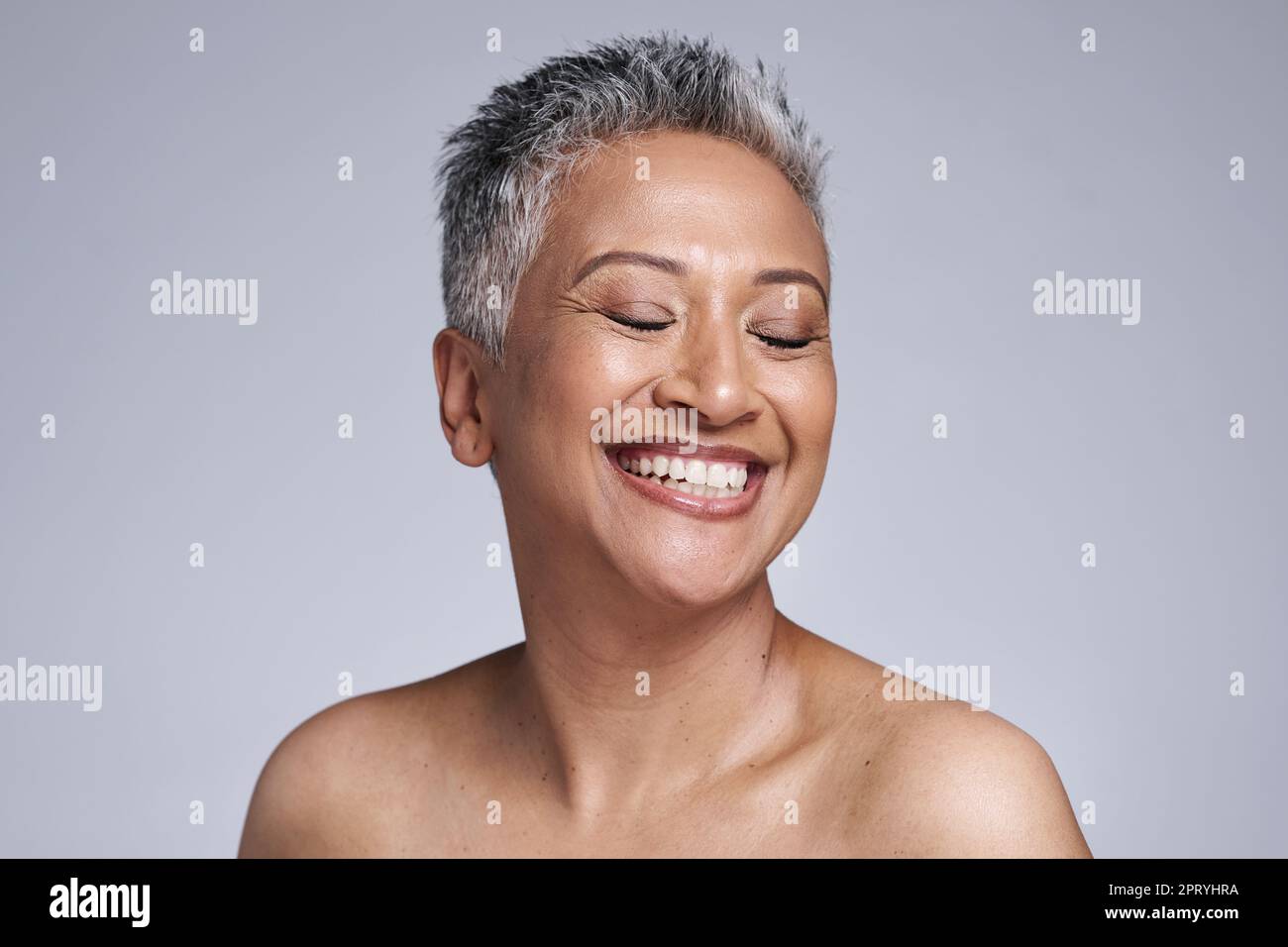 Modèle senior heureux, beauté et maquillage visage pour les cosmétiques, la santé et les soins de la peau par toile de fond de studio. Femme noire âgée, bien-être de la peau et cosme radieux Banque D'Images