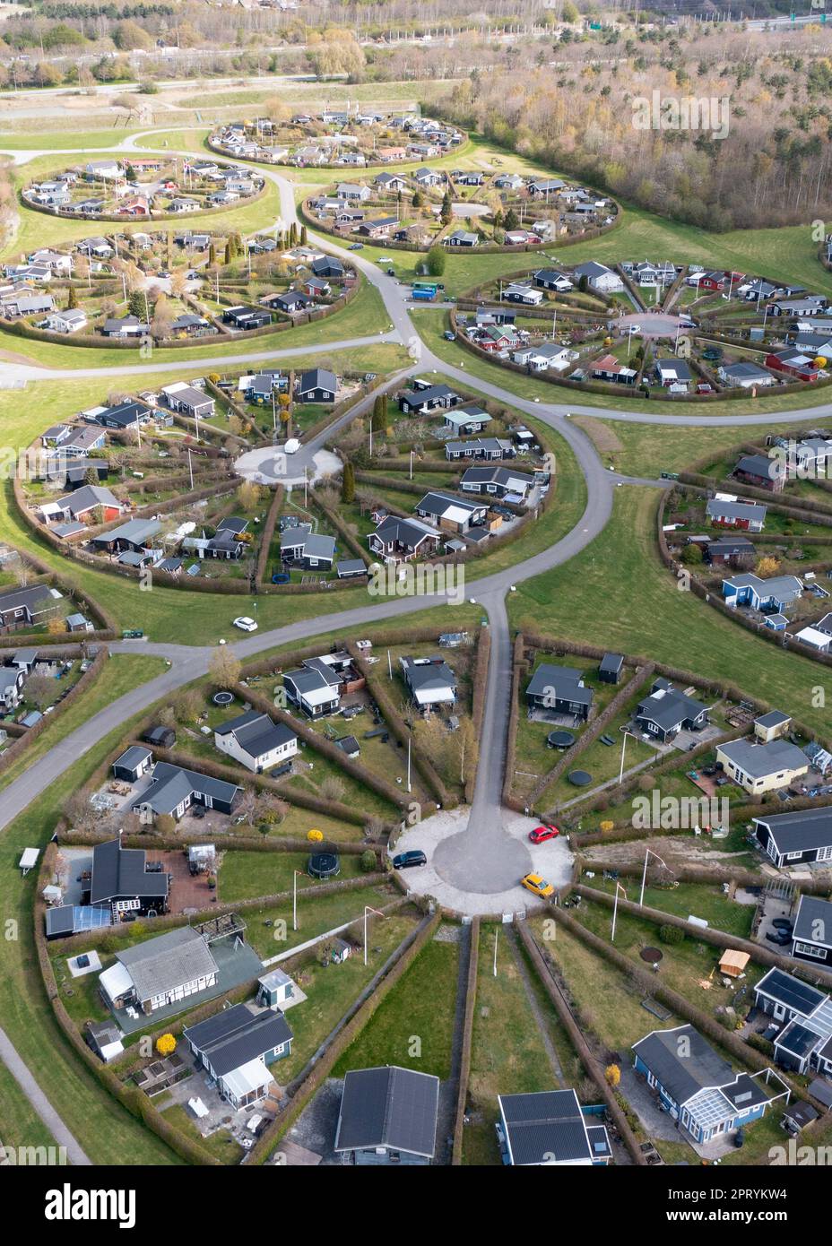 Brondby, Danemark. 27th avril 2023. Depuis les airs, la ville-jardin danoise de Brondby Haveby, près de Copenhague, ressemble au cadre d'un film de science-fiction. Les 24 jardins communautaires circulaires ont été disposés dans le 1960s à un design par l'architecte de paysage Mygind. Ils ressemblent à de vieux villages danois où les résidents se sont réunis au village bien dans le centre pour partager des nouvelles. (Prise de vue avec un drone). Credit: Stephan Schulz/dpa-Zentralbild/dpa/Alay Live News Banque D'Images