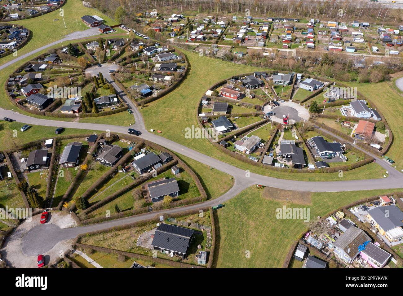 Brondby, Danemark. 27th avril 2023. Depuis les airs, la ville-jardin danoise de Brondby Haveby, près de Copenhague, ressemble au cadre d'un film de science-fiction. Les 24 jardins communautaires circulaires ont été disposés dans le 1960s à un design par l'architecte de paysage Mygind. Ils ressemblent à de vieux villages danois où les résidents se sont réunis au village bien dans le centre pour partager des nouvelles. (Prise de vue avec un drone). Credit: Stephan Schulz/dpa-Zentralbild/dpa/Alay Live News Banque D'Images