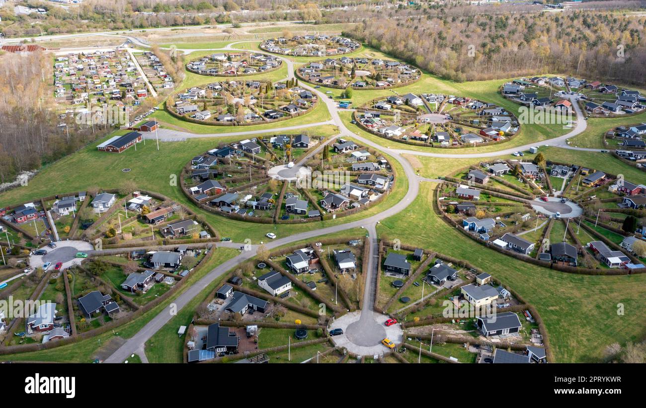 Brondby, Danemark. 27th avril 2023. Depuis les airs, la ville-jardin danoise de Brondby Haveby, près de Copenhague, ressemble au cadre d'un film de science-fiction. Les 24 jardins communautaires circulaires ont été disposés dans le 1960s à un design par l'architecte de paysage Mygind. Ils ressemblent à de vieux villages danois où les résidents se sont réunis au village bien dans le centre pour partager des nouvelles. (Prise de vue avec un drone). Credit: Stephan Schulz/dpa-Zentralbild/dpa/Alay Live News Banque D'Images