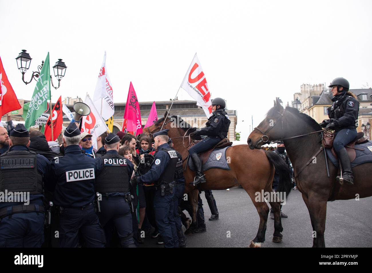 Versailles, France. 26th avril 2023. Des manifestants protestent contre le voyage de Sarah El Haïry, secrétaire d'Etat chargée de la Jeunesse et de la SNU (Service national universel) à Versailles, en France, sur 26 avril 2023, Pour la onzième étape de sa tournée en France pour inciter les 15-17 ans à s'inscrire aux séjours de cohésion spécialement prévus pour cet été. Photo de Florian Poitout/ABACAPRESS.COM crédit: Abaca Press/Alay Live News Banque D'Images