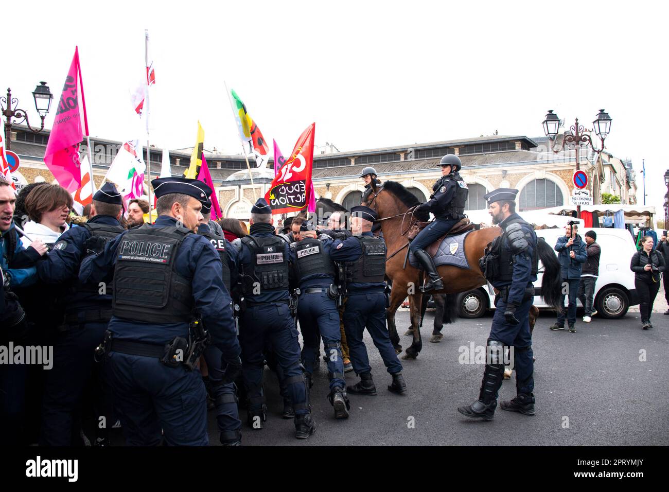 Versailles, France. 26th avril 2023. Des manifestants protestent contre le voyage de Sarah El Haïry, secrétaire d'Etat chargée de la Jeunesse et de la SNU (Service national universel) à Versailles, en France, sur 26 avril 2023, Pour la onzième étape de sa tournée en France pour inciter les 15-17 ans à s'inscrire aux séjours de cohésion spécialement prévus pour cet été. Photo de Florian Poitout/ABACAPRESS.COM crédit: Abaca Press/Alay Live News Banque D'Images