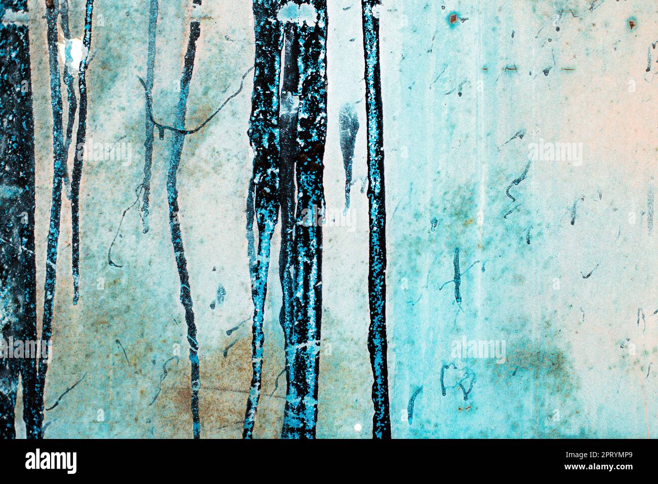 Ancienne tôle rouillée bleue enduite de goudron noir. surface métallique rouillée. Fissures, éraflures et taches de résine noire sur l'arrière-plan. Banque D'Images