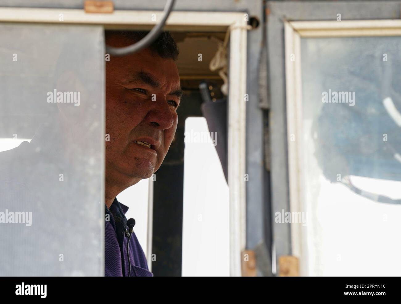 (230427) -- YULI, 27 avril 2023 (Xinhua) -- Arkin Reyim conduit un tracteur pour poser un film de paillage et semer dans un champ de coton dans le village de Bax Mali dans le comté de Yuli, dans la région autonome de Xinjiang Uygur, au nord-ouest de la Chine, à 21 avril 2023. Arkin Reyim est un cultivateur de coton de 51 ans qui compte plus de 300 um (20 hectares) de champs de coton dans le village de Bax Mali, dans le comté de Yuli, au Xinjiang. Le courage et la vision unique d'Arkin l'ont incité à commencer à cultiver du coton en 2004 lorsqu'il s'est marié avec sa femme Hasiyat Kasim. Depuis lors, Arkin se consacre à la culture du coton depuis plus de 10 ans Banque D'Images