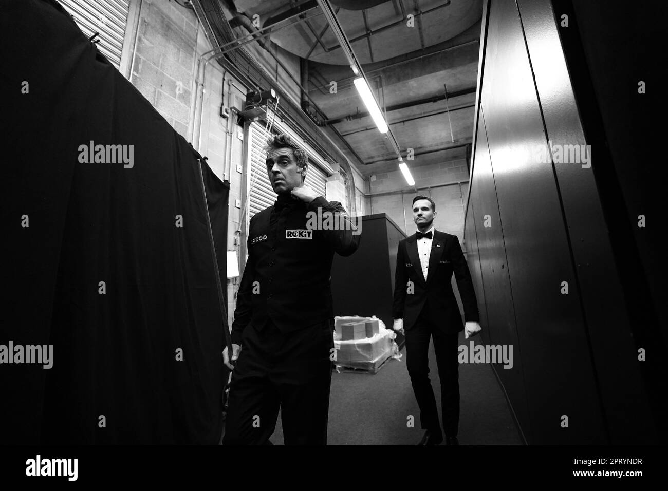 Ronnie O'Sullivan s'en va pour jouer à Luca Brecel (non représenté) le 11 e jour du Championnat du monde de Snooker de Cazoo au Crucible Theatre, Sheffield. Date de la photo: Mardi 25 avril 2023. Banque D'Images