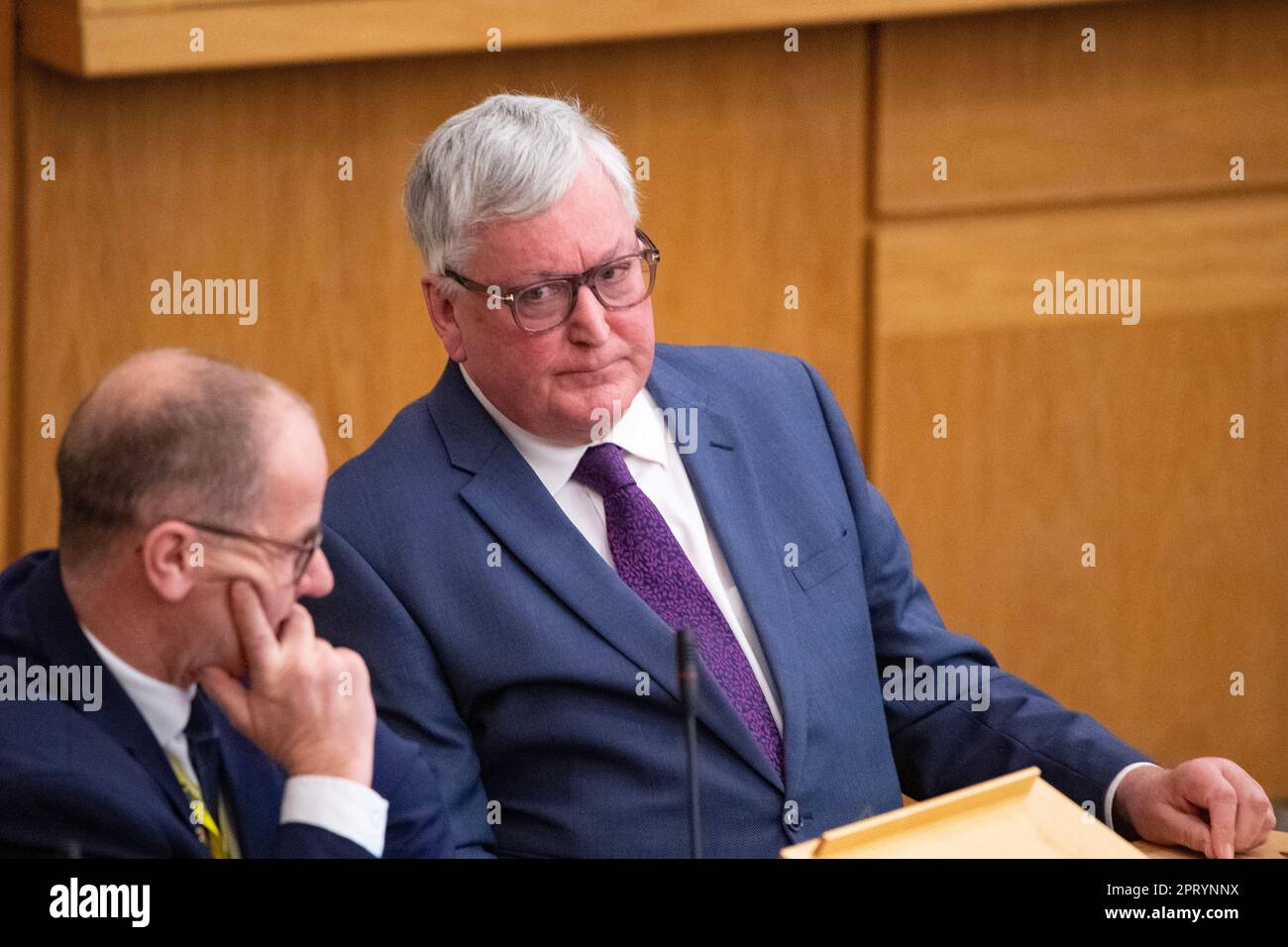 Édimbourg, Écosse, Royaume-Uni. 27th avril 2023. PHOTO : Fergus Ewing MSP du Scottish National Party (SNP), qui pose la question de savoir quand le A9 sera fini d'être dueled à duel Carriage Way. Session hebdomadaire des premiers ministres questions en tant que Humza Yousaf MSP, le premier ministre d'Écosse pose des questions au Sénat. Scènes également à l'intérieur du couloir avant et après les FMQ. Crédit : Colin Fisher/Alay Live News Banque D'Images