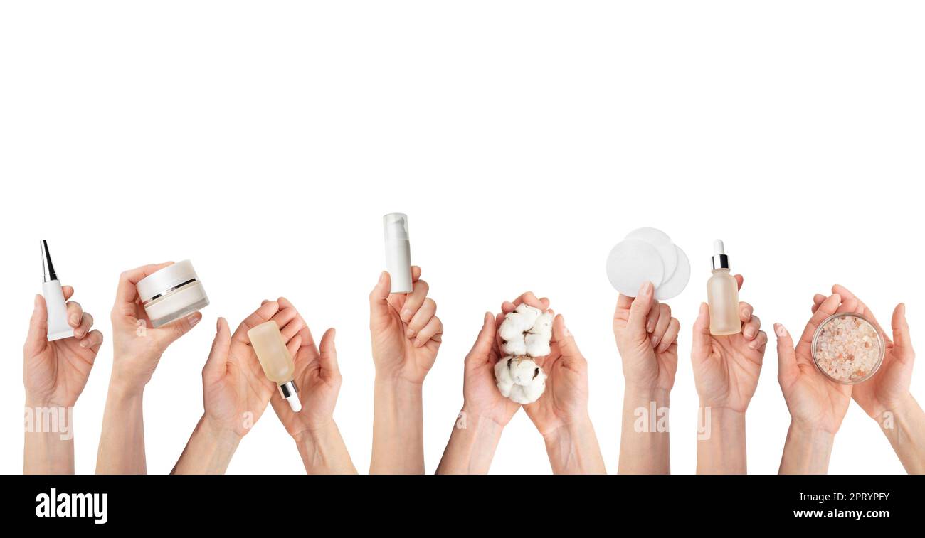 Les mains caucasiennes femelles tiennent des produits de soins de beauté pour la peau sur fond blanc Banque D'Images