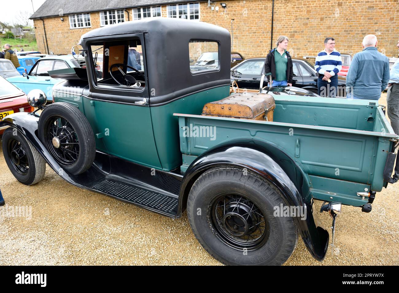 Ford pick-up des années 1930 sur l'affichage statique dans le parking le 23 avril 2023 Banque D'Images