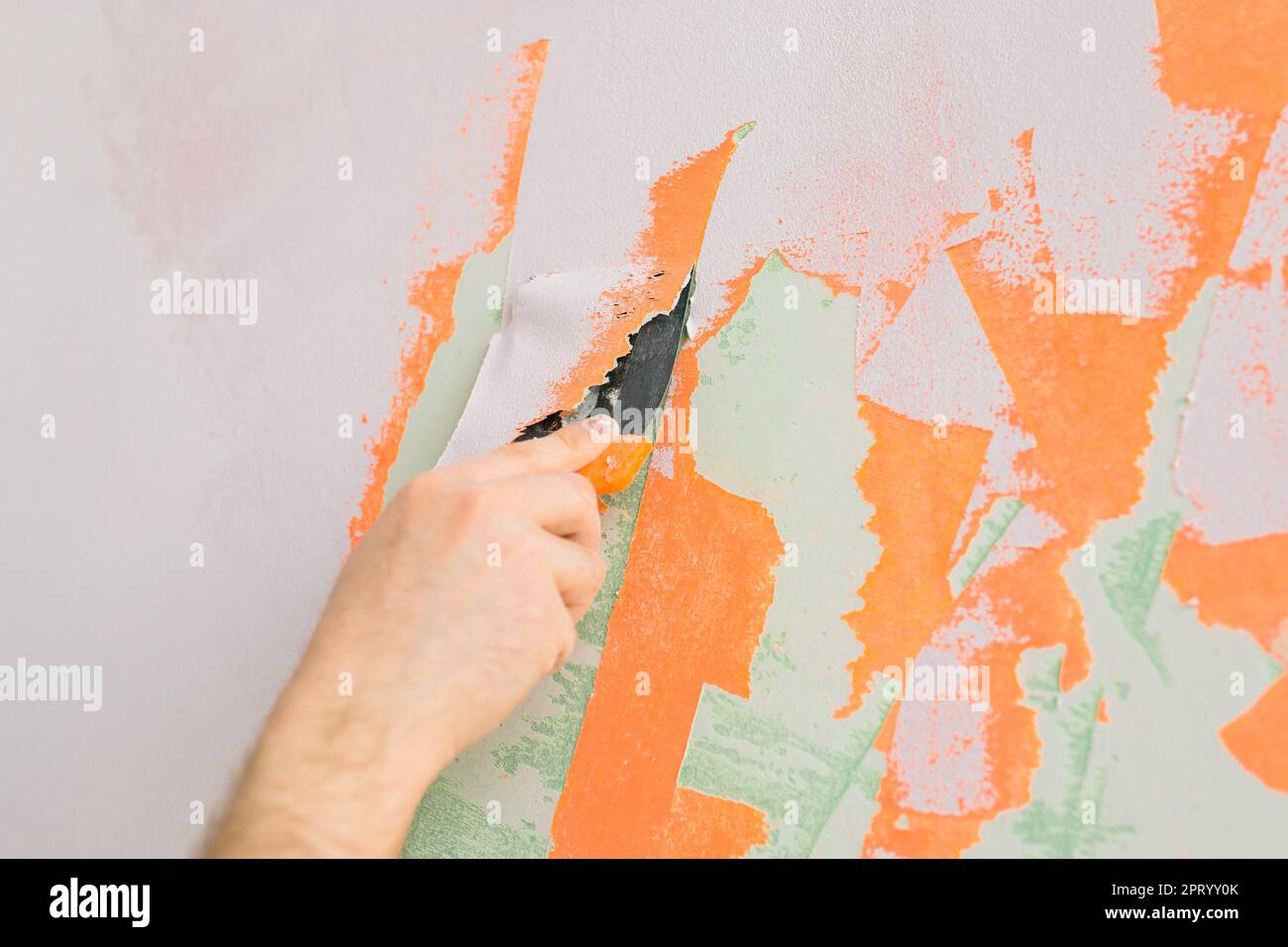 Man lisse la surface murale à l'aide d'une meuleuse murale. Un mur de  plâtre blanc moudre un mâle - rénovation et redécoration Photo Stock - Alamy