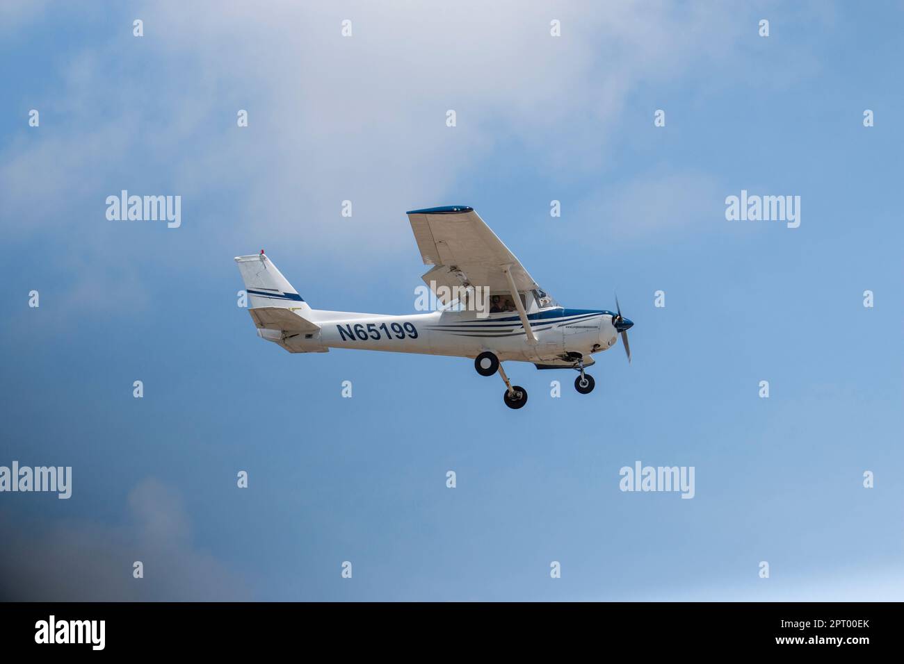 Farmingdale, New York, États-Unis - 26 mai 2022 : vue latérale d'un seul avion-support entrant pour un atterrissage à l'aéroport de Repubic sur long Island Banque D'Images