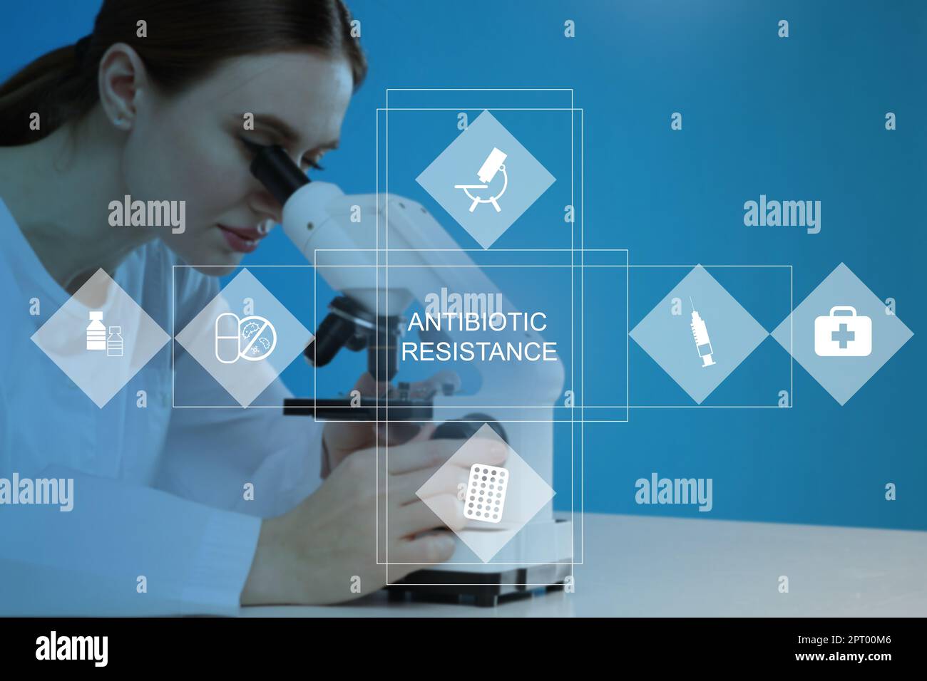 Scientifique utilisant un microscope moderne à la table en laboratoire. Concept de résistance aux antibiotiques Banque D'Images