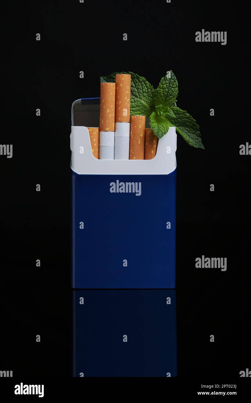 Paquet de cigarettes de menthol et de menthe sur fond noir Banque D'Images