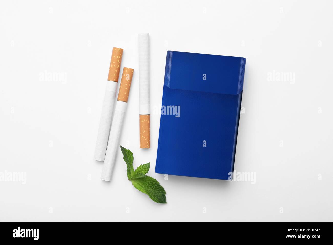 Cigarettes de menthol, paquet et menthe sur fond blanc, plat Banque D'Images