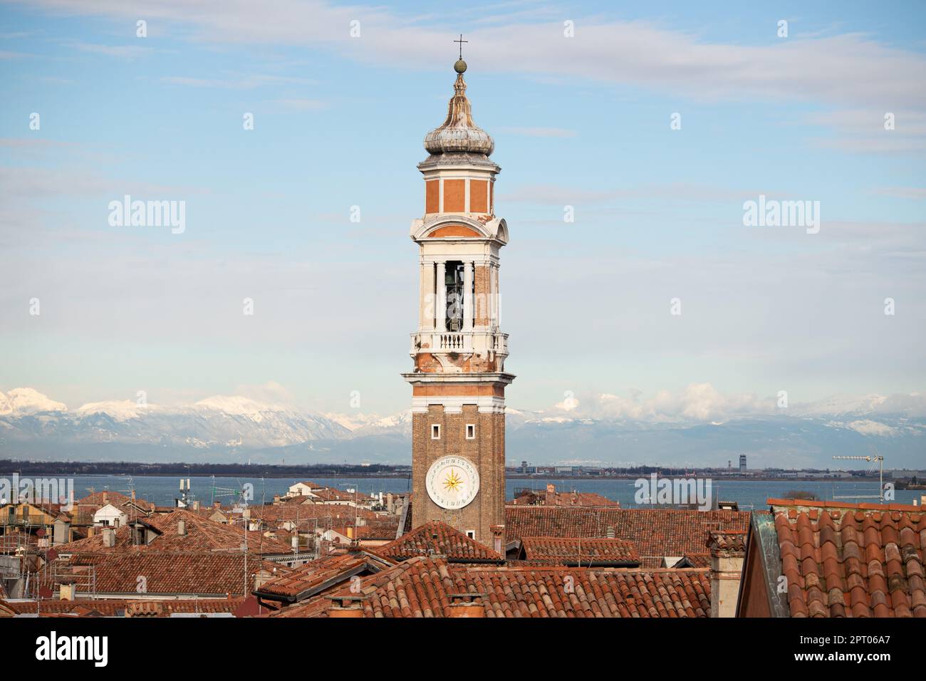 Haut de l'église de Venise sous le signe de la neige dans les montagnes, région Vénétie, venise, neve Banque D'Images