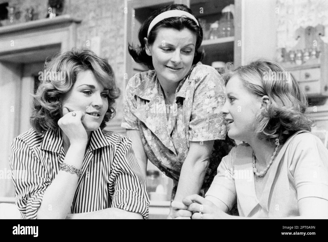 l-r: Amanda Redman (Meg Magrath), Brenda Blethyn (Lenny Magrath), Wendy Morgan (Babe Botrelle) dans CRIMES DU COEUR par Beth Henley au théâtre Bush, Londres W12 18/05/1983 design: Poppy Mitchell réalisateur: Simon Stokes Banque D'Images