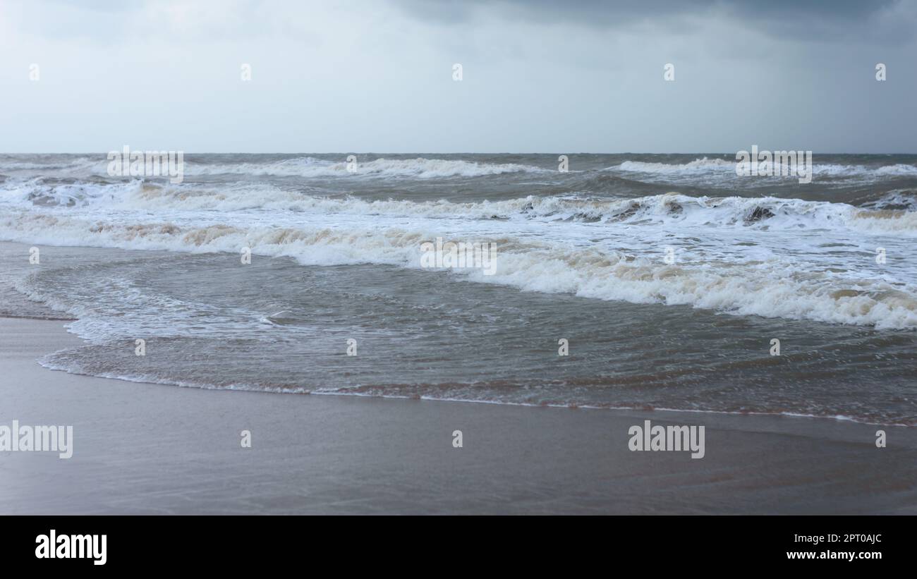 Vagues de mer écrasant au fond de l'océan. Concentrez-vous sur le premier plan. Puri, Odisha, Inde Banque D'Images