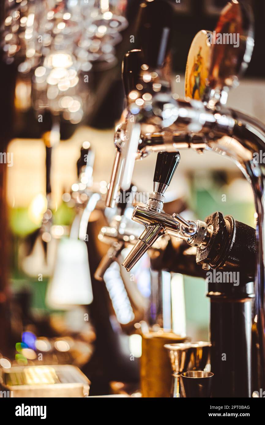 Gros plan d'un robinet de bière dans un bar. Banque D'Images