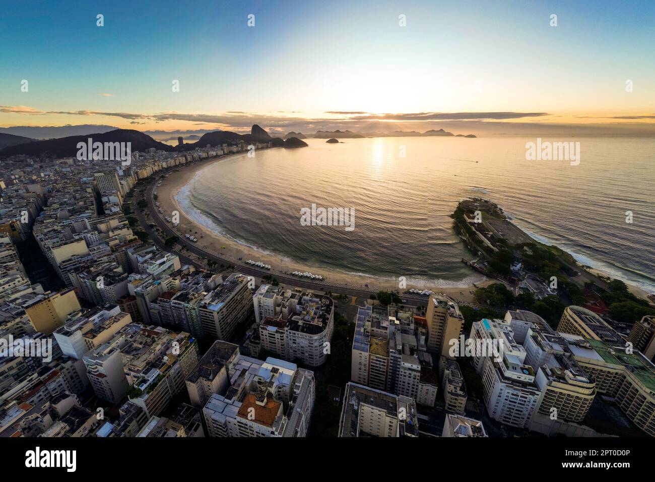 Vue sur la plage de Copacabana avec le mont Sugarloaf à l'horizon, Rio de Janeiro, Brésil Banque D'Images