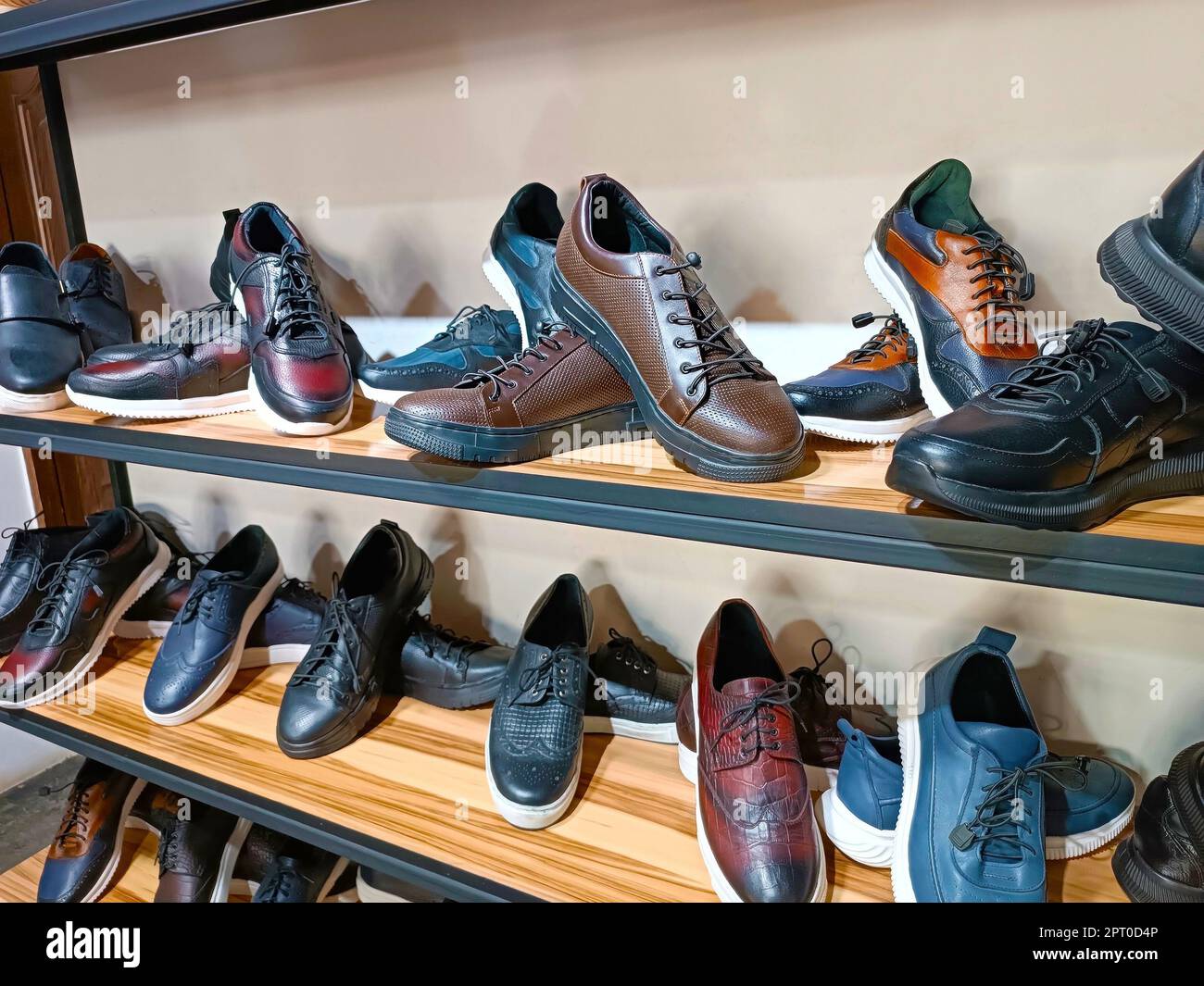 De nombreuses chaussures en cuir fabriquées à la main pour hommes sont  placées sur les étagères de la boutique de chaussures Photo Stock - Alamy