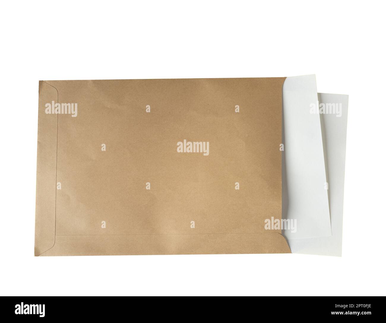 enveloppe en papier marron contenant quelques feuilles de papier blanches sur fond transparent Banque D'Images