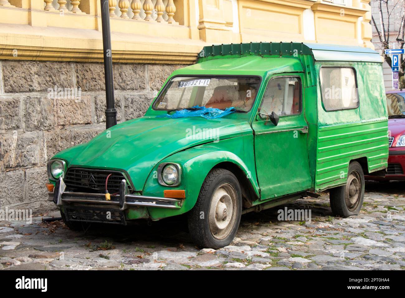 Belgrade, Serbie - 23 février 2023: Vieux pick-up vert abîmé et abîmé, garé dans la vieille rue en pierre de galets Banque D'Images Belgrade, Serbie - 23 février 2023: Vieux pick-up vert abîmé et abîmé, garé dans la vieille rue en pierre de galets Banque D'Images