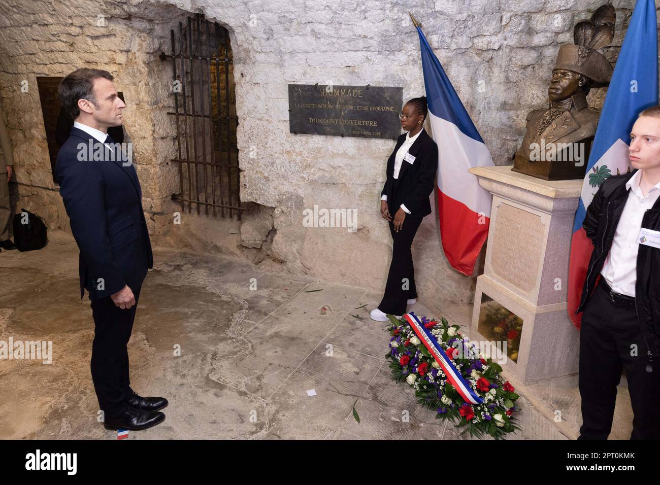 Le président français Emmanuel Macron rend hommage devant la statue de Toussaint Louvouverture, chef du mouvement indépendantiste haïtien, avant de visiter le Château de Joux lors d'une cérémonie marquant le 175th anniversaire de l'abolition de l'esclavage en France, à la Cluze-et-Mijoux, près de Besançon, dans l'est de la France, sur 27 avril, 2023. Macron a visité le Château de Joux pour rendre hommage à l'anniversaire de la mort du général franco-haïtien Toussaint Louverture en 220th sur le site où il a été emprisonné jusqu'à sa mort. Photo de Raphael Lafargue/ABACAPRESS.COM Banque D'Images