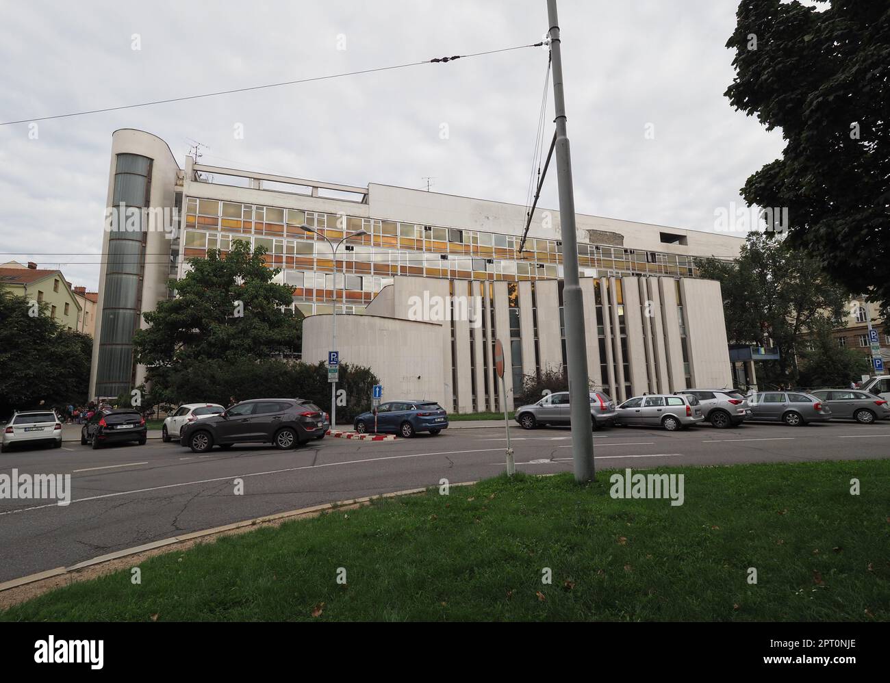 BRNO, RÉPUBLIQUE TCHÈQUE - VERS SEPTEMBRE 2022: Traduction de Bily dum Maison blanche conçue par Miroslav Spurny et Frantisek Jakubec vers 1974 Banque D'Images