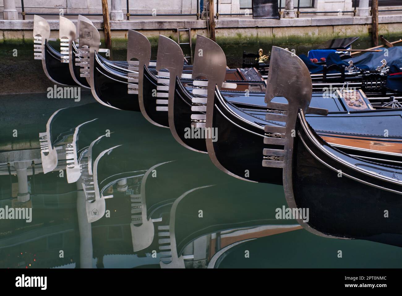 Gros plan d'une rangée de la célèbre prows de métal des gondoles à Venise Banque D'Images