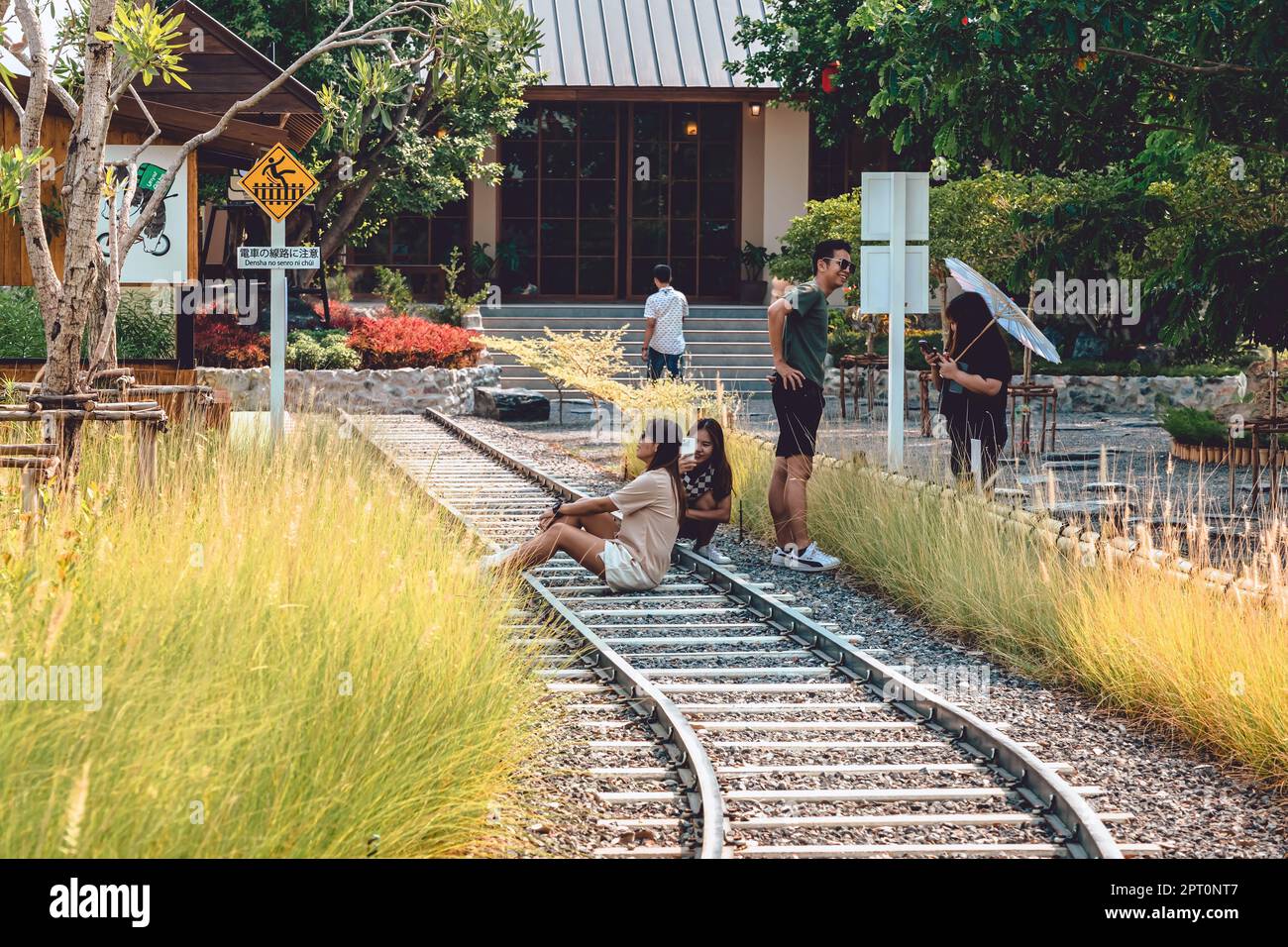 KANCHANABURI -THAÏLANDE, MARS 30 ,2023 : touristes non identifiés viennent visiter et prendre des photos avec restaurant et café avec un beau jardin décoré Banque D'Images