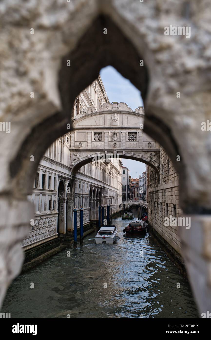 Vue encadrée sur le pont des Soupirs de Venise Banque D'Images
