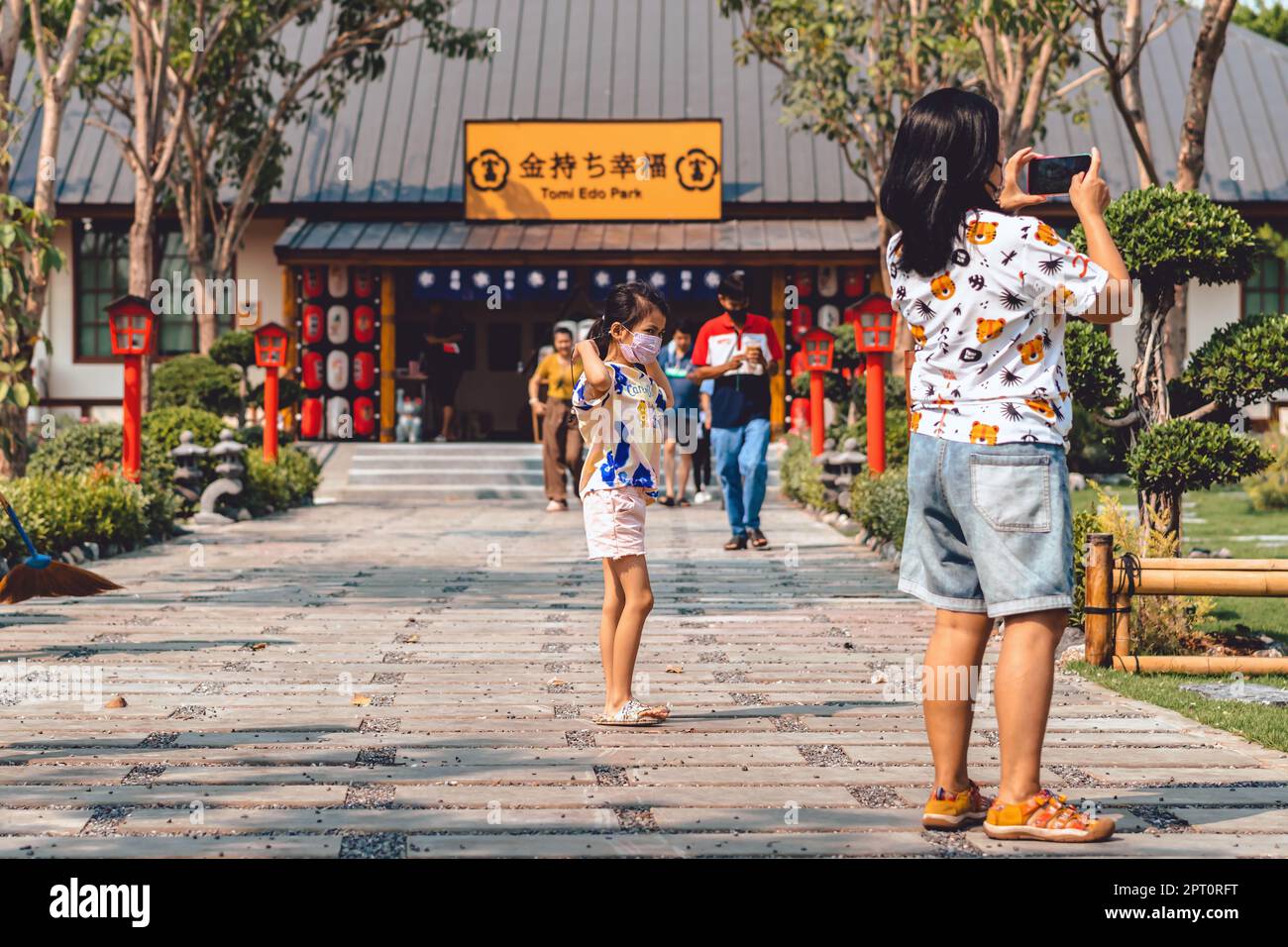 KANCHANABURI -THAÏLANDE, AVRIL 1 ,2023 : touristes non identifiés viennent visiter et prendre des photos avec restaurant et café avec un beau jardin décoré Banque D'Images