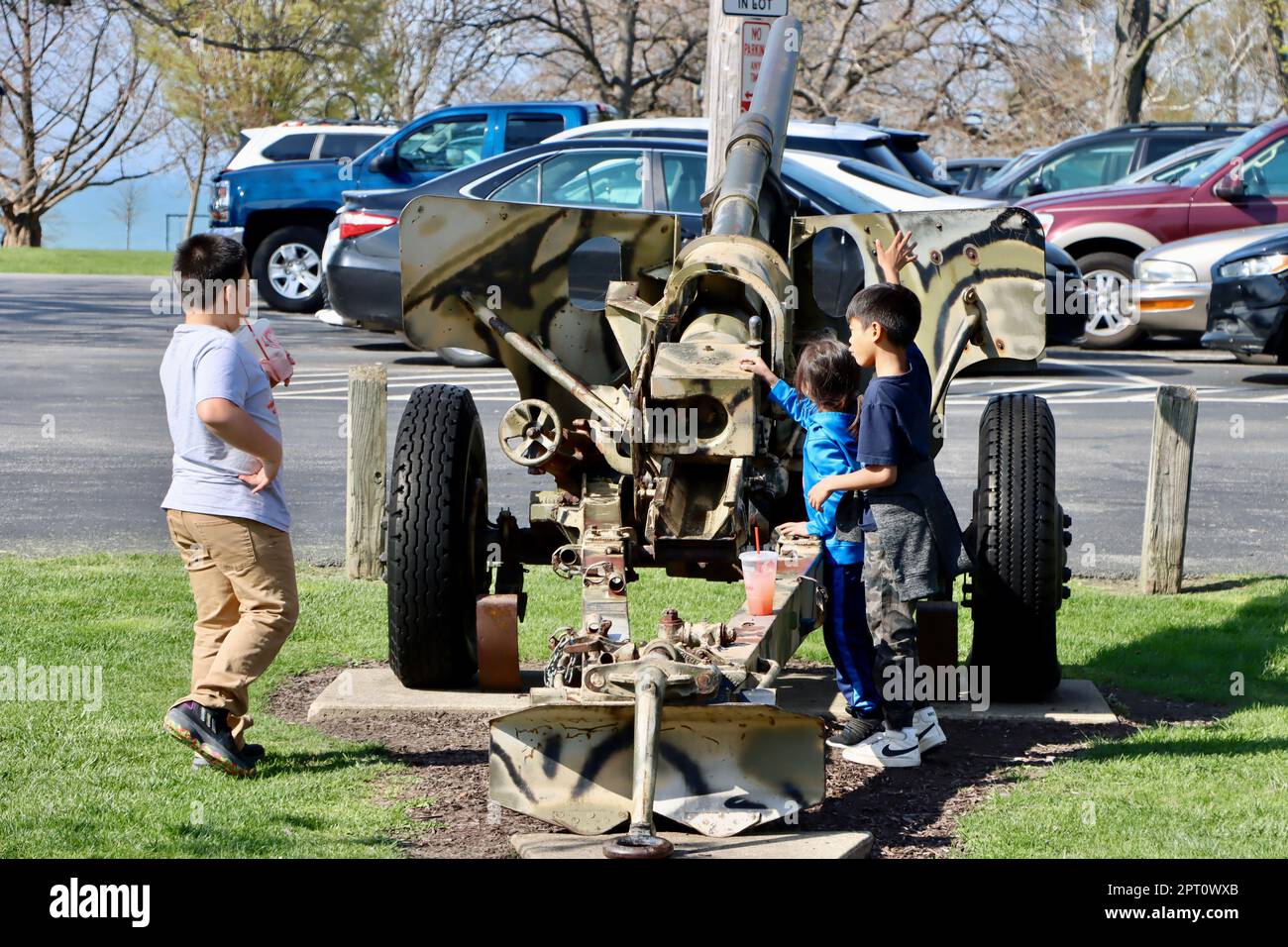 Enfants jouant au War Memorial à Lakewood Park, Ohio, États-Unis Banque D'Images