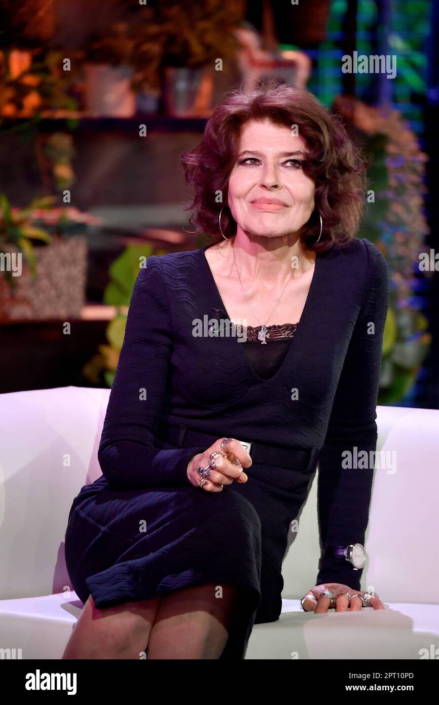 Rome, Italie. 27th avril 2023. Rome : Rai via Teulada . La transmission aujourd'hui est un autre jour . Sur la photo : Fanny Ardant dans le salon d'aujourd'hui est un autre jour pour présenter son film Amusia crédit: Agence de photo indépendante/Alamy Live News Banque D'Images