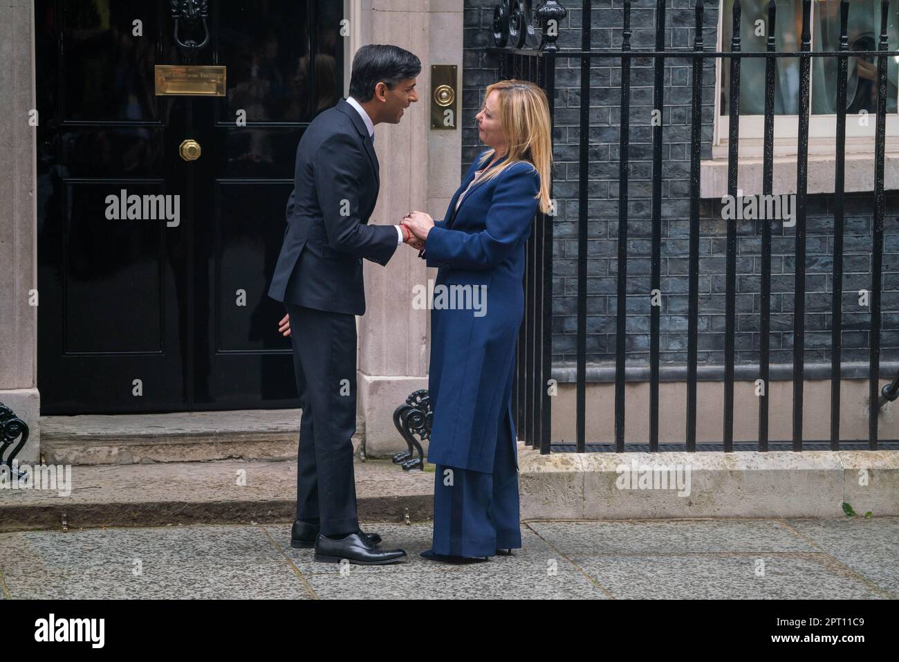 Londres, Royaume-Uni. 27 avril 2023. Le Premier ministre Rishi Sunak accueille Giorgia Meloni à Downing Street.qui fait sa première visite au Royaume-Uni en tant que Premier ministre italien. Giorgia Melono est chef de Fratelli d'Italia (Frères d'Italie) un parti politique national-conservateur et populiste d'extrême droite et le plus grand du pays après l'élection générale italienne de 2022.Credit: amer ghazzal/Alamy Live News Banque D'Images