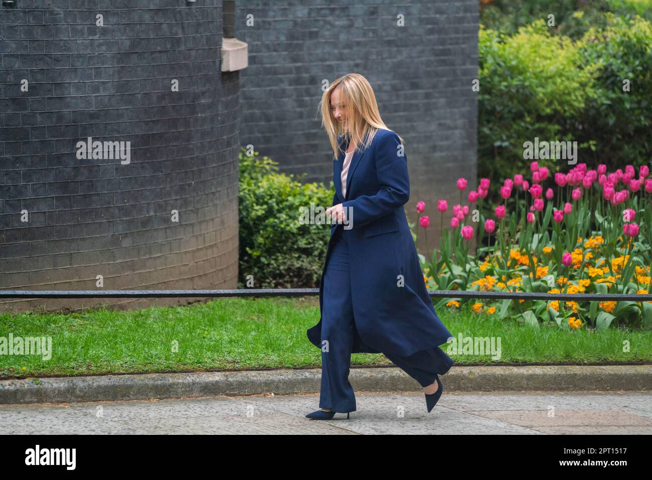 Londres, Royaume-Uni. 27 avril 2023. Italie le Premier ministre Giorgia Meloni arrive à Downing Street pour rencontrer Rishi Sunak fait sa première visite au Royaume-Uni. Giorgia Melono est chef de Fratelli d'Italia (Frères d'Italie) un parti politique national-conservateur et populiste d'extrême droite et le plus grand du pays après l'élection générale italienne de 2022.Credit: amer ghazzal/Alamy Live News Banque D'Images