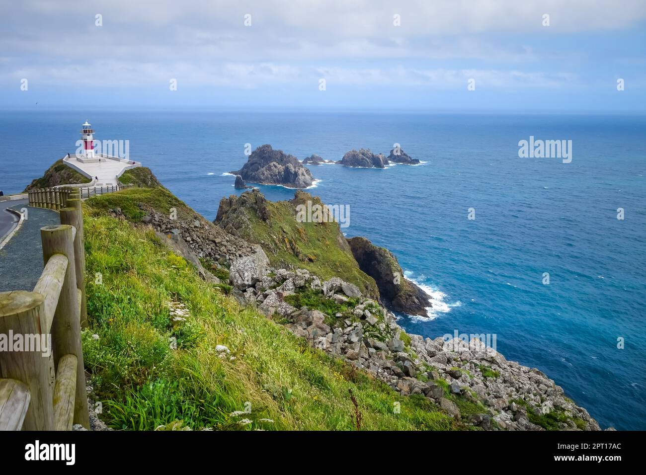 Vue sur le phare, les falaises du cap Ortegal et l'océan atlantique, Galice, Espagne Banque D'Images