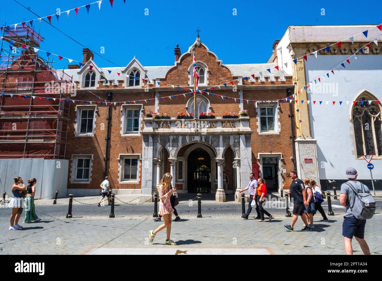 Piétons à l'extérieur de la résidence du gouverneur à Gibraltar Banque D'Images