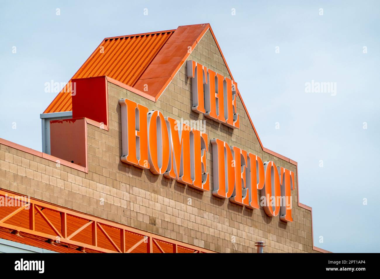 Calgary, Alberta, Canada. 26 avril 2023. Vue latérale du magasin Home Depot. Banque D'Images