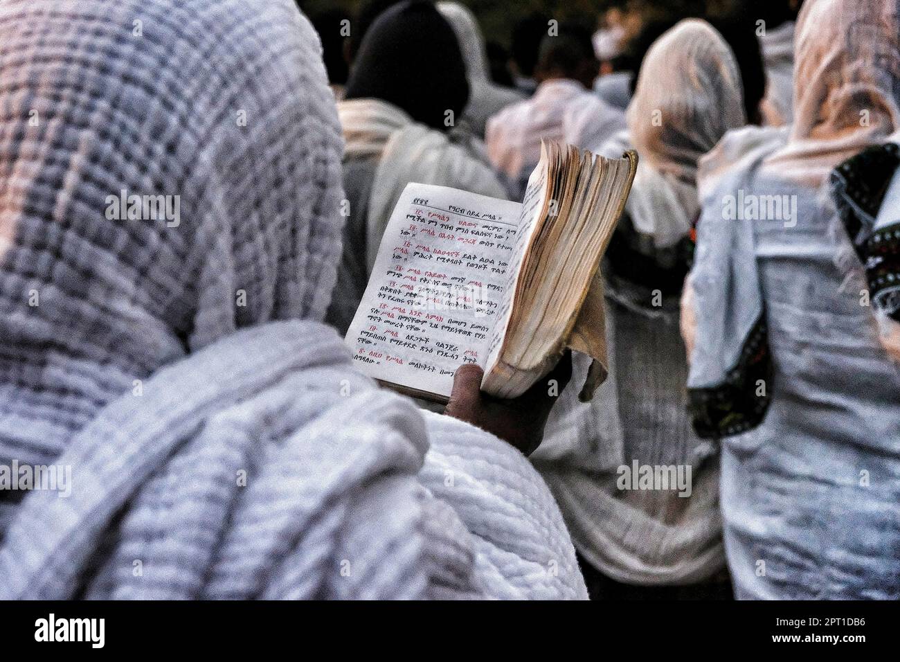 Gondar, Ethiopie - 19 janvier 2018: Des femmes priant dans le bain Fasilides au festival annuel de Timkat, une célébration chrétienne orthodoxe en Ethiopie Banque D'Images