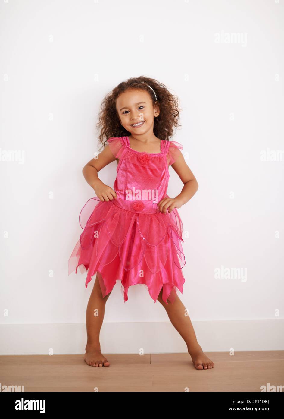 Je suis une princesse de fées. Portrait d'une petite fille dans une robe rose souriant à l'appareil photo Banque D'Images