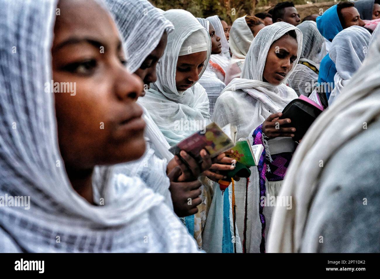 Gondar, Ethiopie - 19 janvier 2018: Des femmes priant dans le bain Fasilides au festival annuel de Timkat, une célébration chrétienne orthodoxe en Ethiopie Banque D'Images