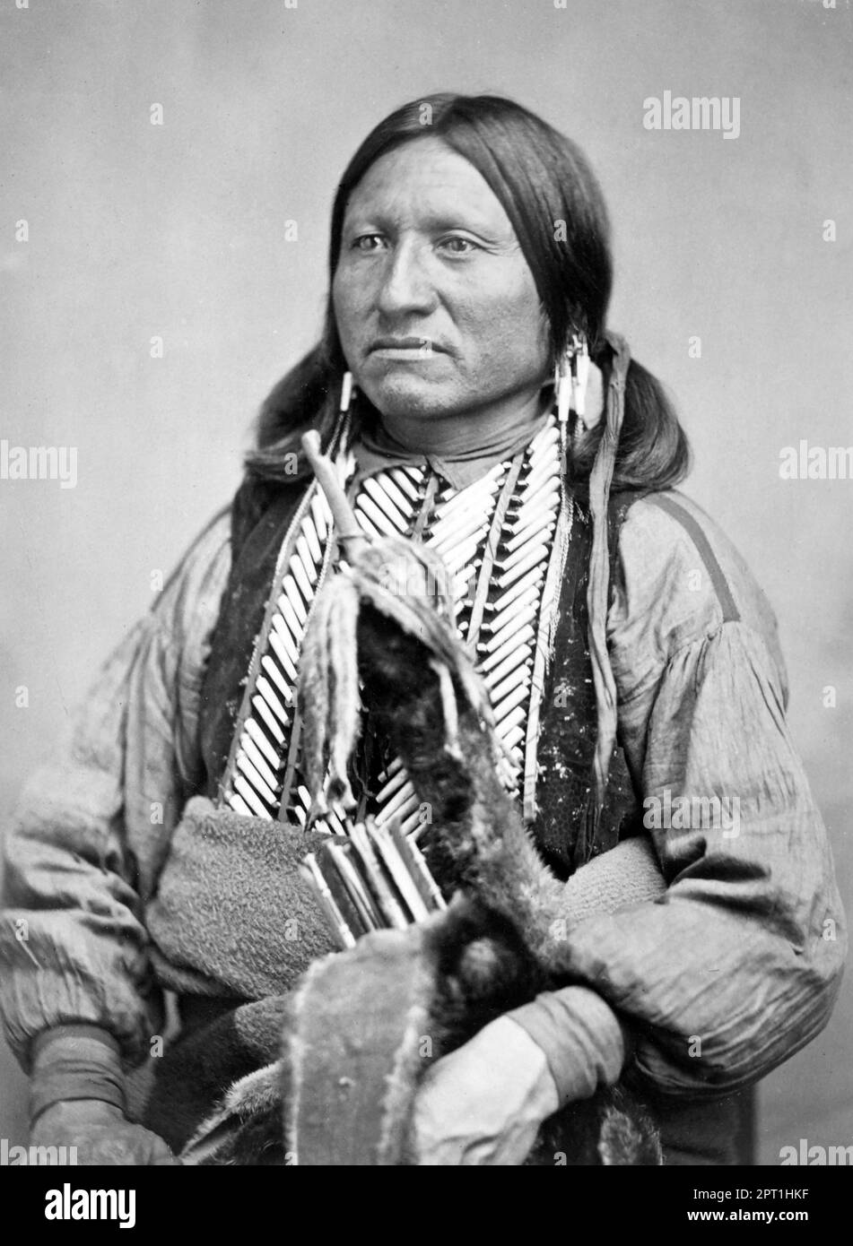 Oiseau de coups de pied. Portrait du haut chef de la tribu Kiowa, Kicking Bird, également connu sous le nom de Tene-angop'te, 'The Kicking Bird', 'Eagle Who Strikes with his Talons', ou 'Triking Eagle' (1835 -1875) par William Stinson Soule, vers 1870 Banque D'Images
