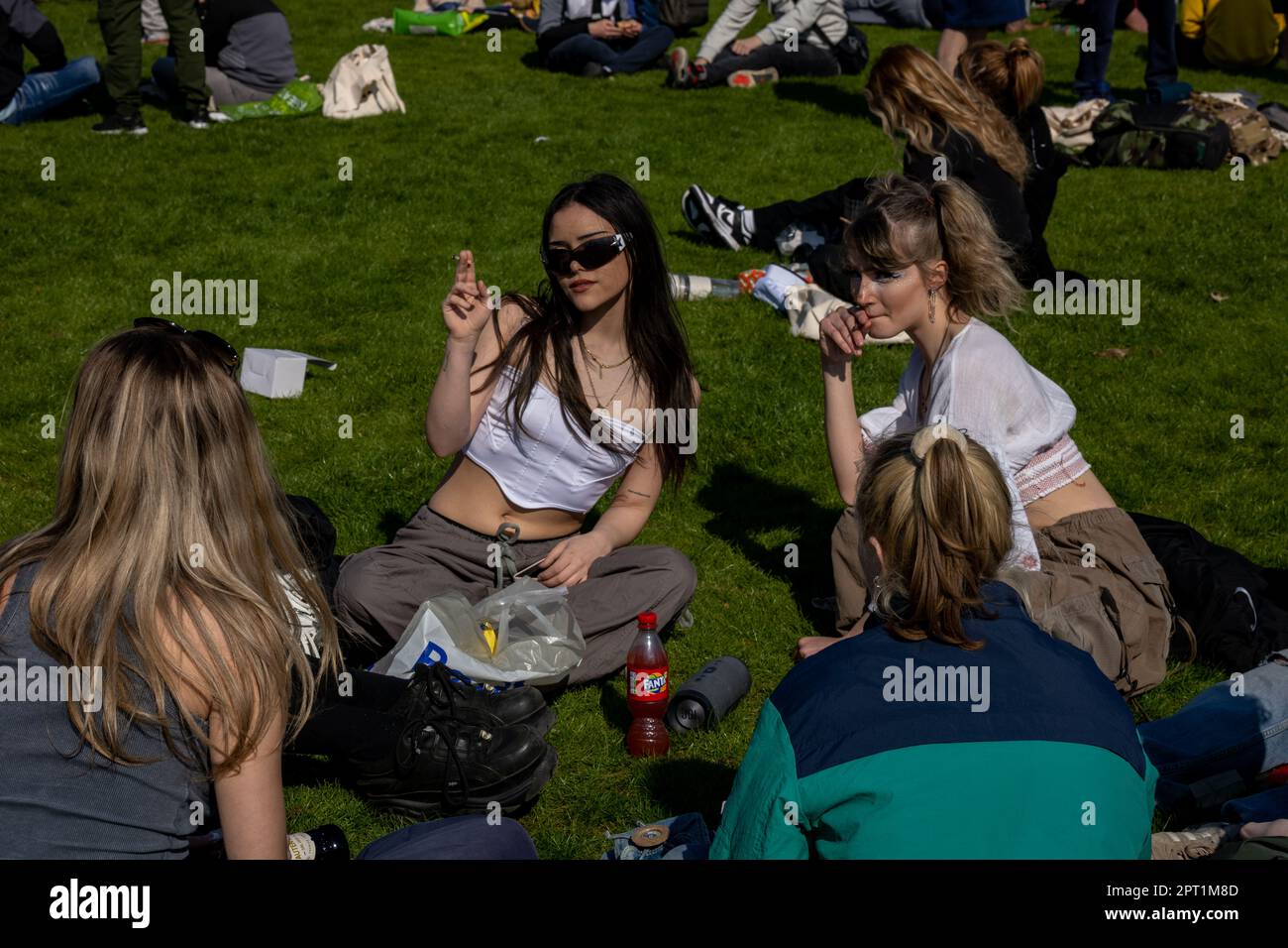 Londres, Royaume-Uni. 20th avril 2023. Le cannabis est ouvertement fumé pendant l'événement. L'événement 420 qui s'est tenu le 20th avril est un événement international pour célébrer la culture du cannabis à Hyde Park et en appelle à sa légalisation. Plusieurs milliers de personnes ont assisté à l'événement, la majorité d'entre elles fumaient du cannabis. Crédit : SOPA Images Limited/Alamy Live News Banque D'Images