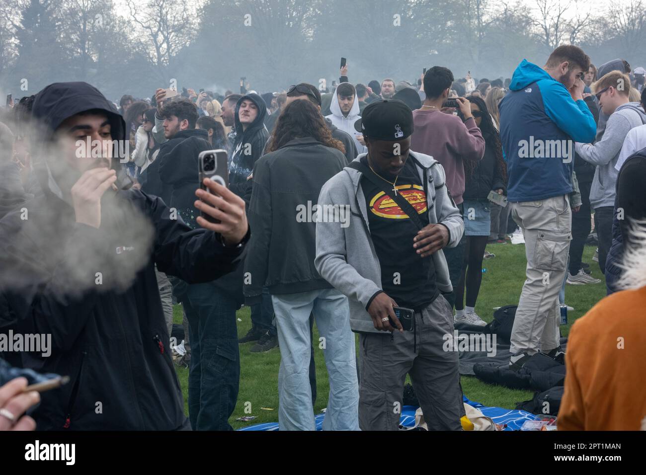 Londres, Royaume-Uni. 20th avril 2023. Un homme prend un selfie de lui-même fumer du cannabis pendant l'événement. L'événement 420 qui s'est tenu le 20th avril est un événement international pour célébrer la culture du cannabis à Hyde Park et en appelle à sa légalisation. Plusieurs milliers de personnes ont assisté à l'événement, la majorité d'entre elles fumaient du cannabis. Crédit : SOPA Images Limited/Alamy Live News Banque D'Images