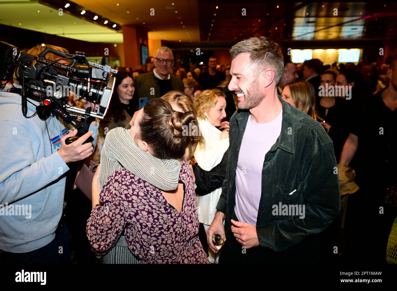 Simone Hanselmann, Birthe Wolter und Jochen Schropp BEI der Premiere des Theaterstücks 'Stolz und Vorurteil *oder so' in der Komödie am Kurfürstendamm Banque D'Images