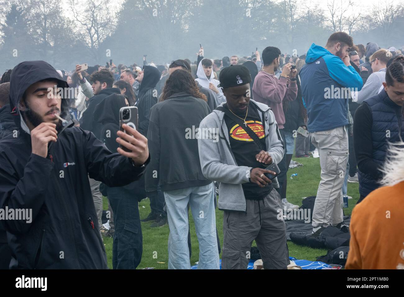 Londres, Royaume-Uni. 20th avril 2023. L'air dans le parc était plein de fumée de cannabis. L'événement 420 qui s'est tenu le 20th avril est un événement international pour célébrer la culture du cannabis à Hyde Park et en appelle à sa légalisation. Plusieurs milliers de personnes ont assisté à l'événement, la majorité d'entre elles fumaient du cannabis. Crédit : SOPA Images Limited/Alamy Live News Banque D'Images